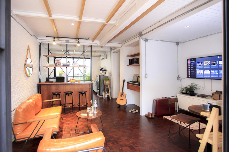 Public Area 2, Designer Loft Guest House-5 bedroom with garden, Phaya Thai