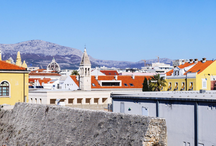 Others 3, Double bedroom apartment on great location with balcony, Split