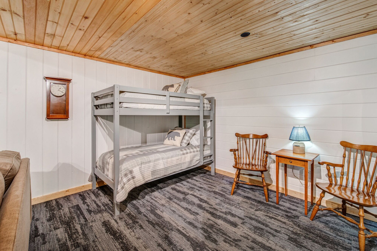 Bedroom 3, Papa Bear Path, Fannin