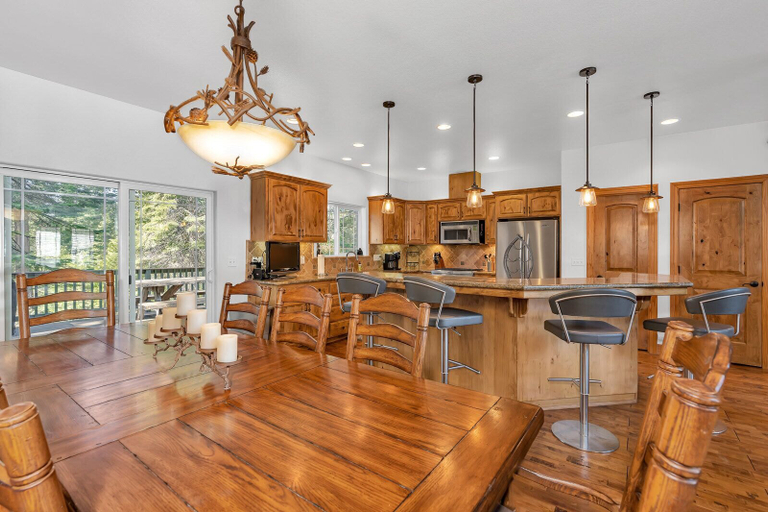 Food & Drinks, Timber Lodge - 5 Min to Shaver Lake!, Fresno