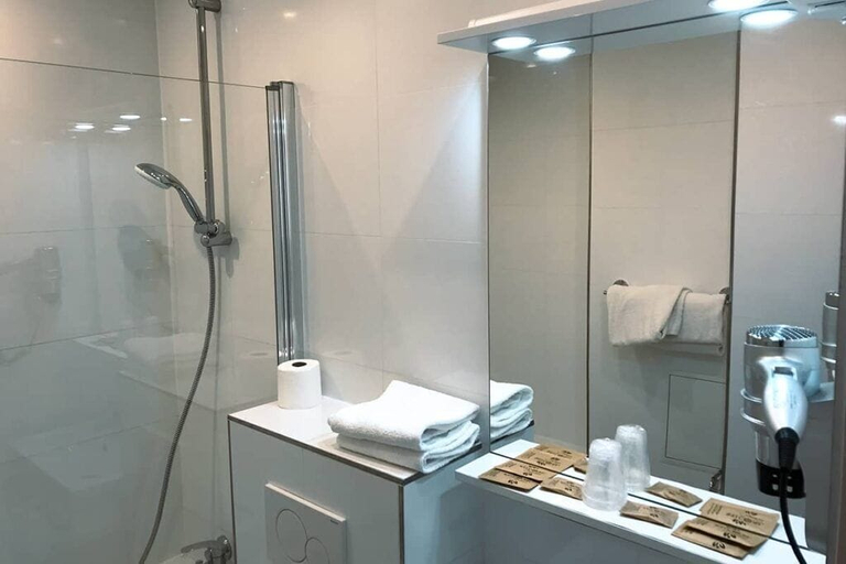 Bathroom 4, Hotel Flor Rivoli, Paris