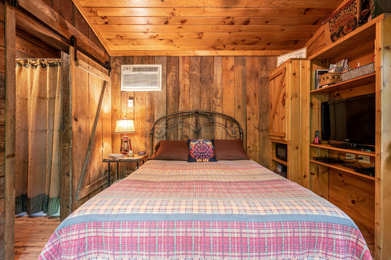 Bedroom 3, The Owl's Perch (5 inch clearance needed), Graham