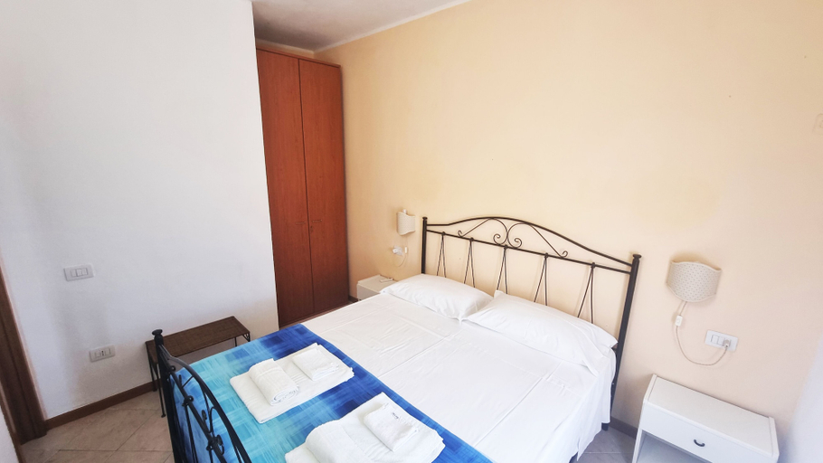 Bedroom 5, La Baia Apartments, Oristano