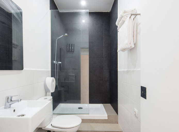 Bathroom 5, No Limit Hostel Central, Barcelona