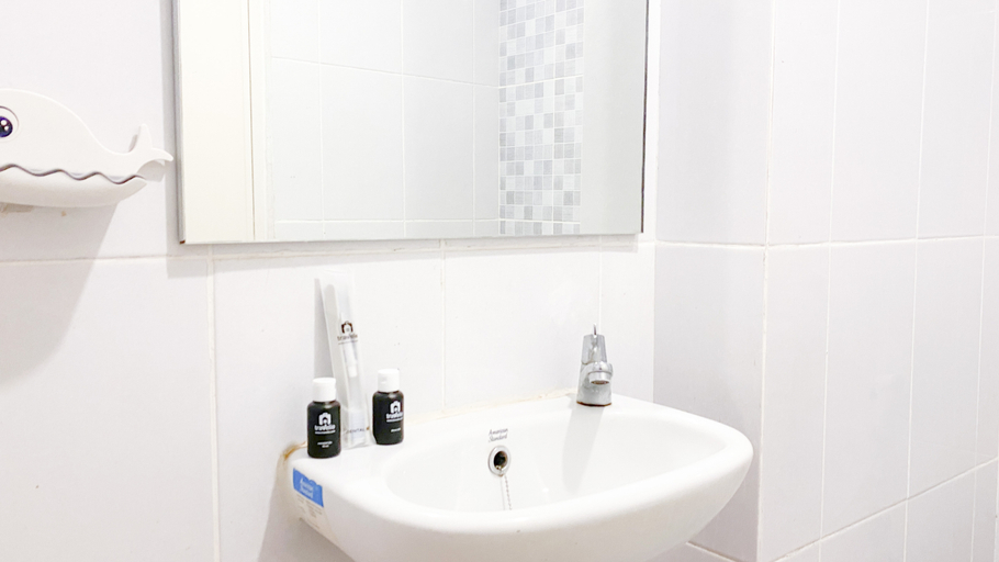 Bathroom 5, Minimalist and Comfy Studio at Tokyo Riverside PIK 2 Apartment By Travelio, Tangerang