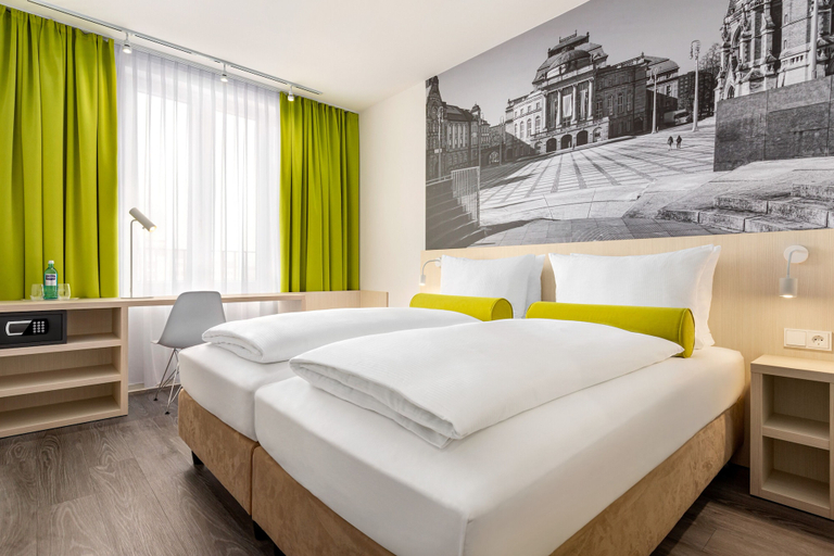 Bedroom 3, Super 8 by Wyndham Munich City North, München