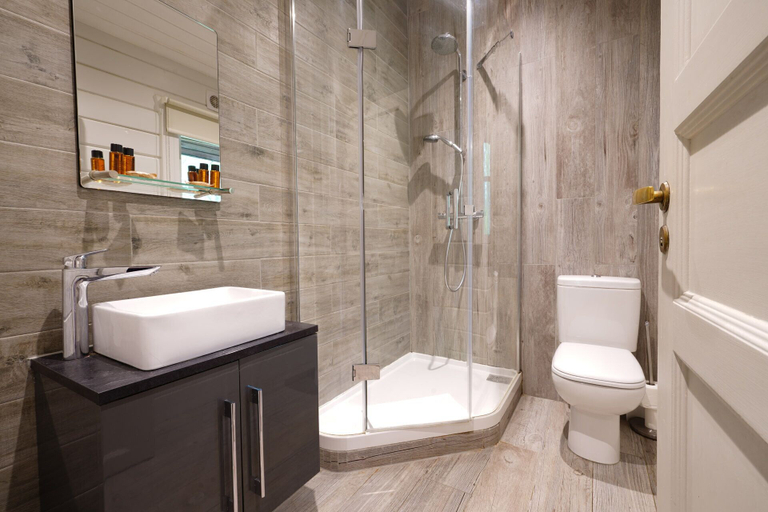 Bathroom 4, Chevin Country Park Hotel & Spa, Leeds
