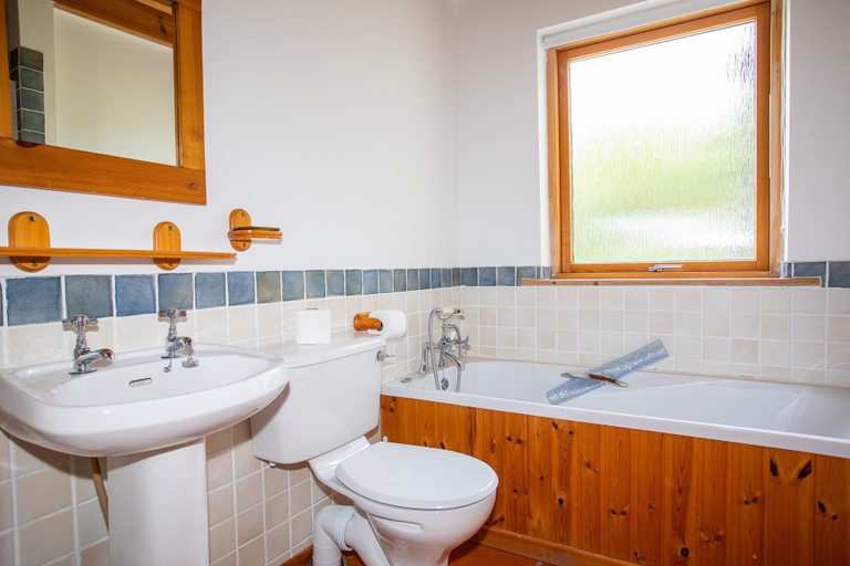Bathroom, Stone Cottage Holiday Home Ballinskelligs
