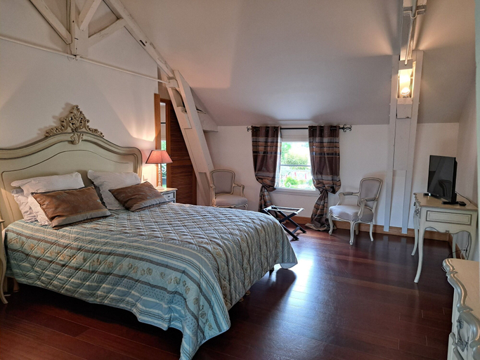 Bedroom 3, Chambre D'hôtes Château de Lussac, Gironde