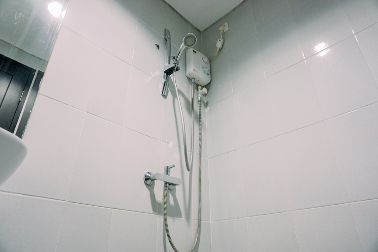 Bathroom 5, Homey and Good Deal Studio Casa de Parco Apartment By Travelio, Tangerang