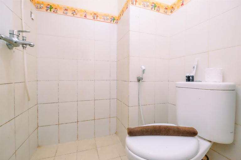 Bathroom 5, Cozy Stay 2BR at Bogor Valley Apartment By Travelio, Bogor