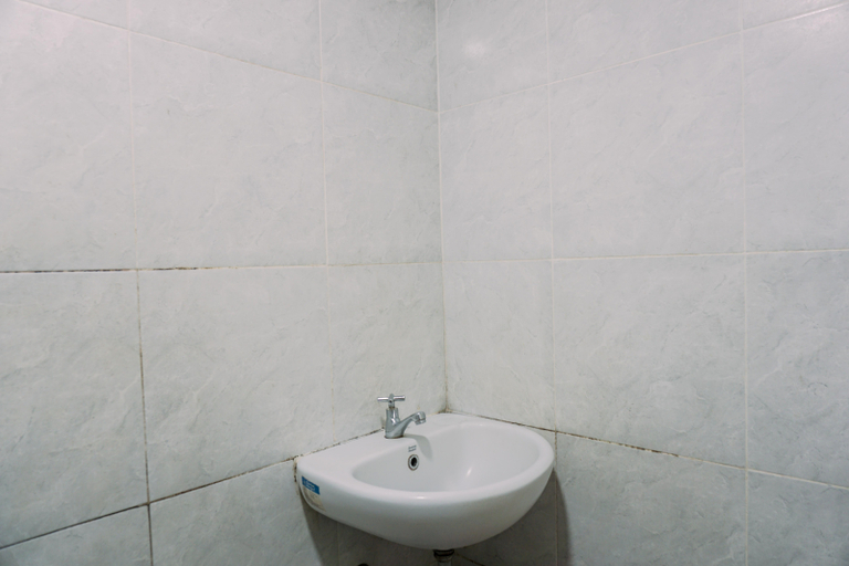 Bathroom 5, Modern and Nice Studio at Parkland Avenue Apartment By Travelio, Tangerang Selatan