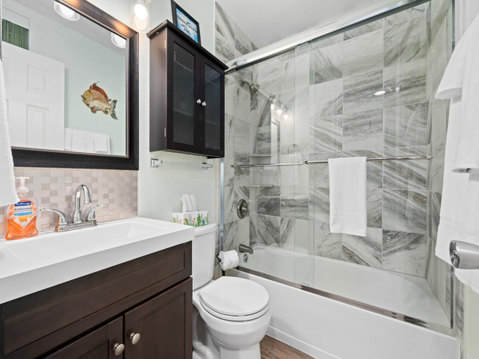Bathroom 4, Magnolia House, Aransas