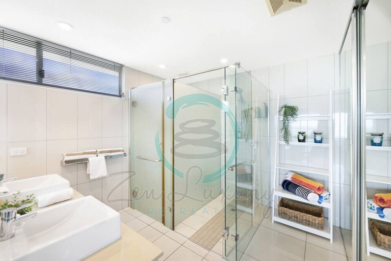 Bathroom 2, ZEN SEA BREEZE - 3BR Premier Family Apt, Darwin