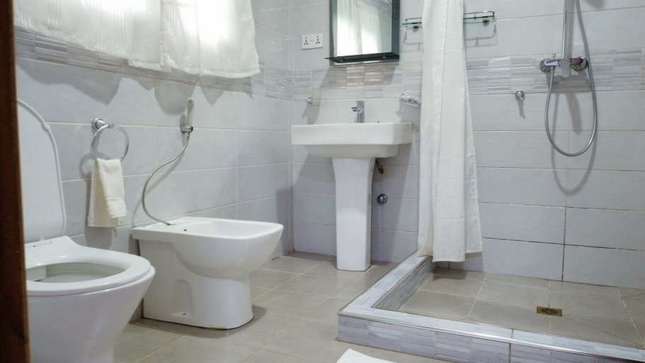 Bathroom 3, Charlestina Beach Resort, Komenda-Edina-Eguafo-Abirem