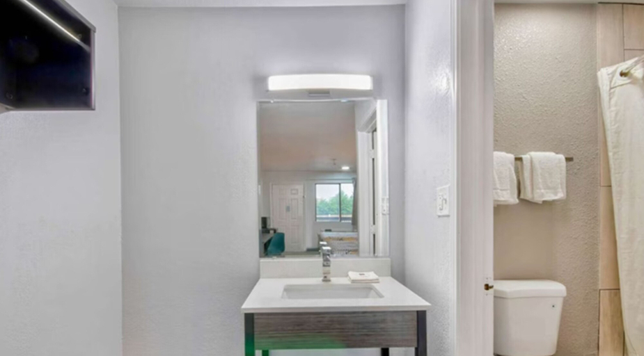Bathroom 4, Studio 6 Texarkana, Tx, Bowie