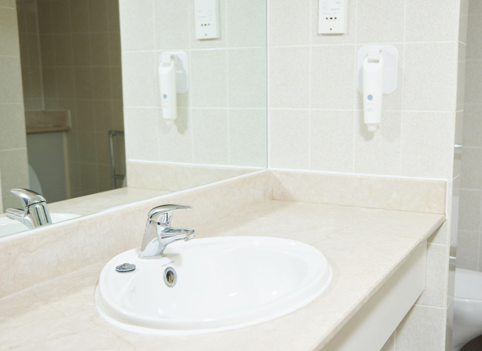 Bathroom 3, The Bell Hotel Thetford by Greene King Inns, Norfolk