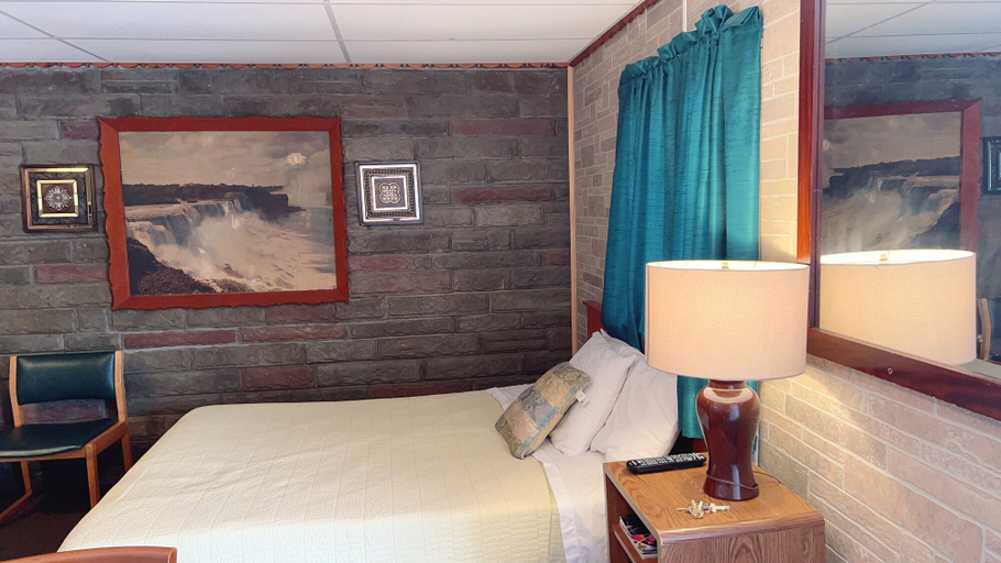 Bedroom 2, Falls Motel, Niagara
