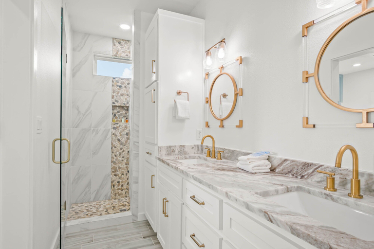 Bathroom 4, Ocean's 11th, Nueces