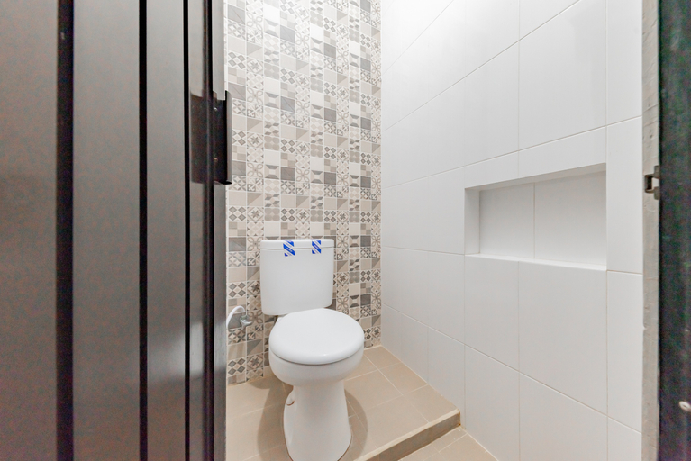 Bathroom 4, Urbanview Hotel Sunday Cirebon by RedDoorz, Cirebon