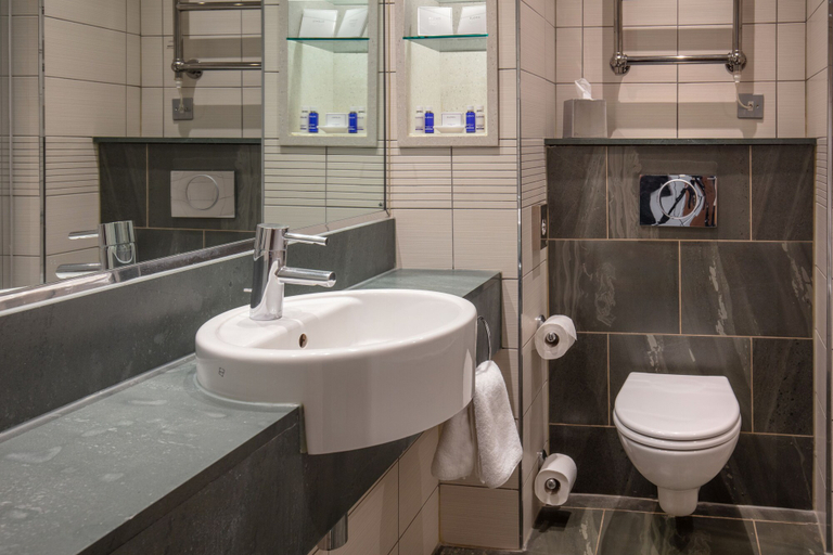 Bathroom 5, Norton Park Hotel, Spa & Manor House, Hampshire