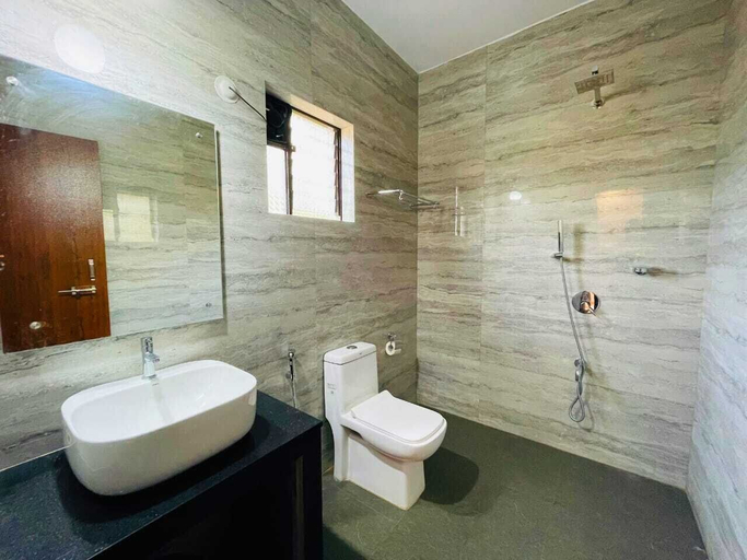 Bathroom 4, Dersy Beach Resort, South Goa