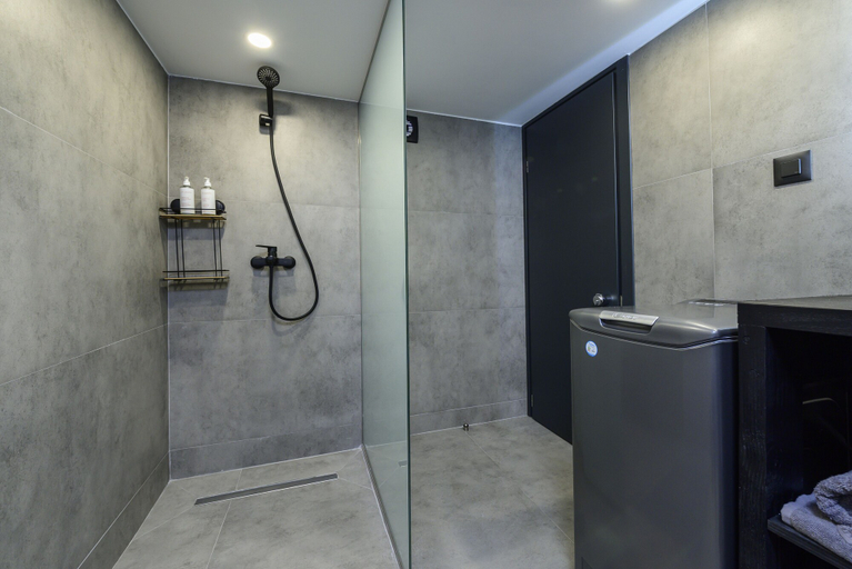 Bathroom 4, Loft 2, South Aegean