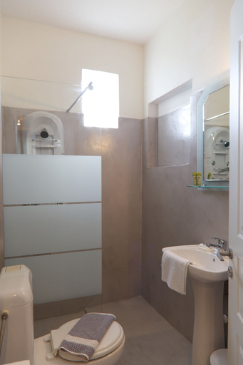 Bathroom 5, Koukounari Apartments, Attica