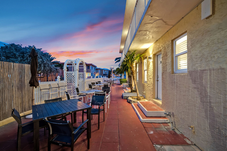 Food & Drinks 5, Laguna Blu Beach, Broward