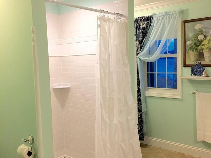 Bathroom 3, Clamshell By The Sea, Hancock