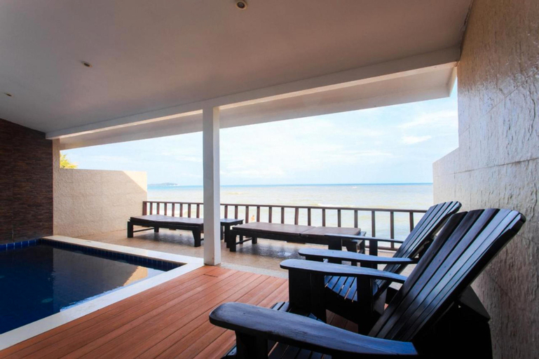 Exterior & Views 12