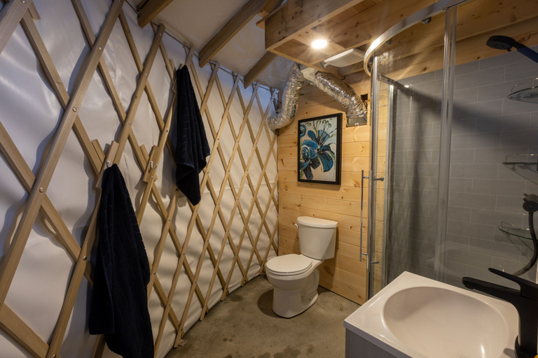 Bathroom 4, Yourte expérience Charlevoix, Charlevoix-Est