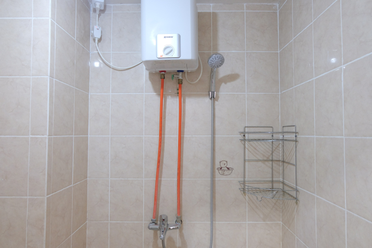 Bathroom 5, Best Studio Apartment at Pinewood Jatinangor By Travelio, Sumedang