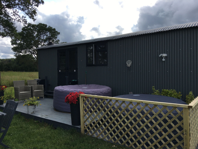 Exterior & Views 2, Charming Luxurious Rural Shepherds Hut, Hampshire
