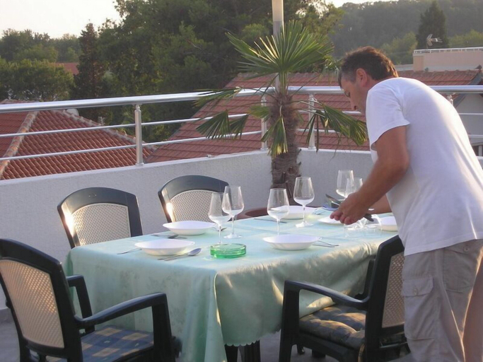 Food & Drinks, Vila Elkom Apartment 2