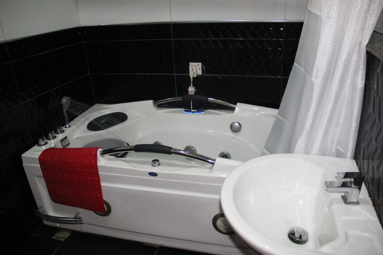 Bathroom, Choice gate Hotel and Suites, Ikpoba-Okha