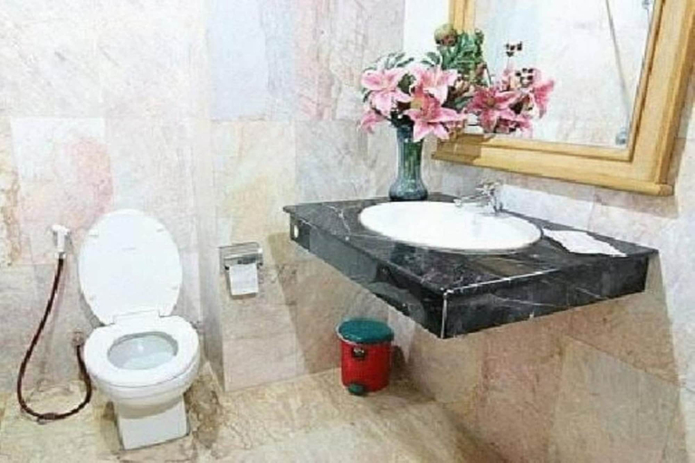 Bathroom 3, 13 Coins Ngamwongwan Hotel, Muang Nonthaburi