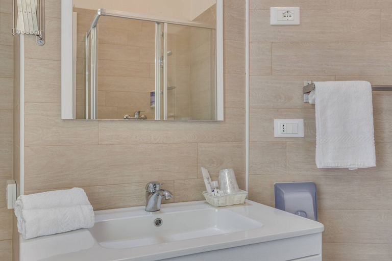 Bathroom 3, Hotel Austria, Venezia