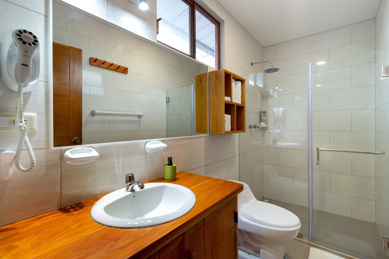 Bathroom 3, Plaza Luna Suites, Santa Cruz