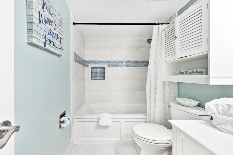 Bathroom 4, Edgewater West 63, Baldwin