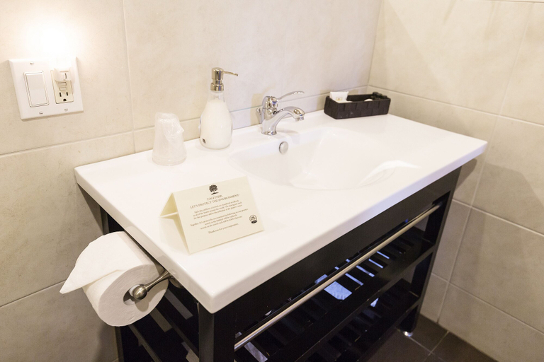 Bathroom 4, Petit Hôtel Café Krieghoff, Communauté-Urbaine-de-Québec