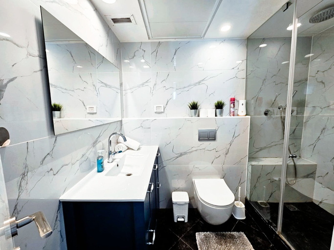 Bathroom 3, SHaYaSH apartments Leonardo Bat-Yam