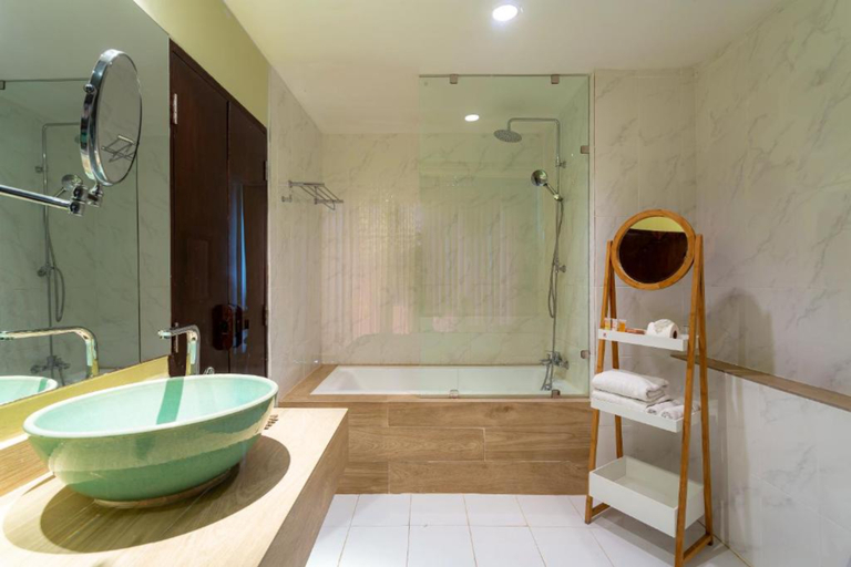 Bathroom 5, Khaolak Emerald Beach Resort & Spa (SHA Plus+), Thai Mueang