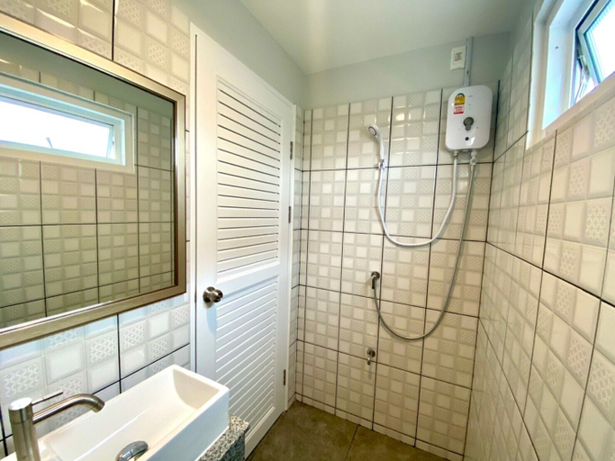 Bathroom 4, Aree House Poshtel, Pattaya