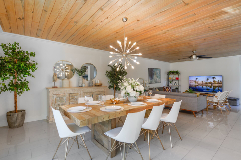 Food & Drinks, Miami Home - Private Pool - We Host, Miami-Dade