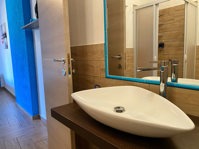 Bathroom 5, Gioia Guesthouse, Oristano