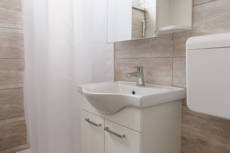 Bathroom 4, Miramare, Zagreb