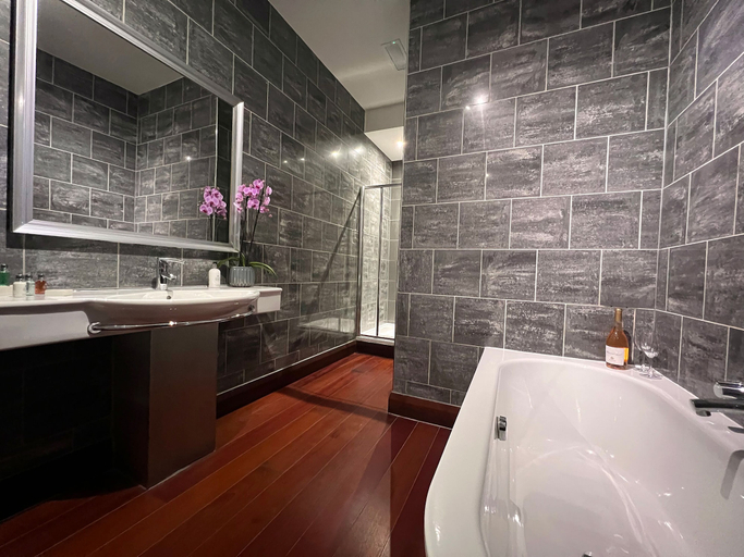 Bathroom 4, Morgans Hotel, Swansea