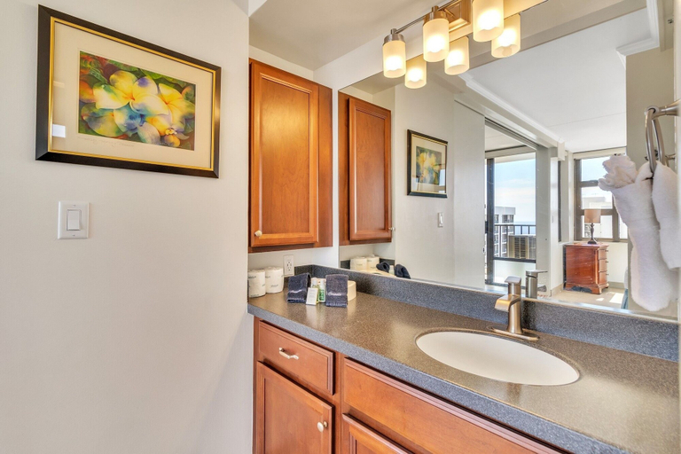 Bathroom, 37th Floor Condo with Sweeping Ocean Views & Free parking!, Honolulu