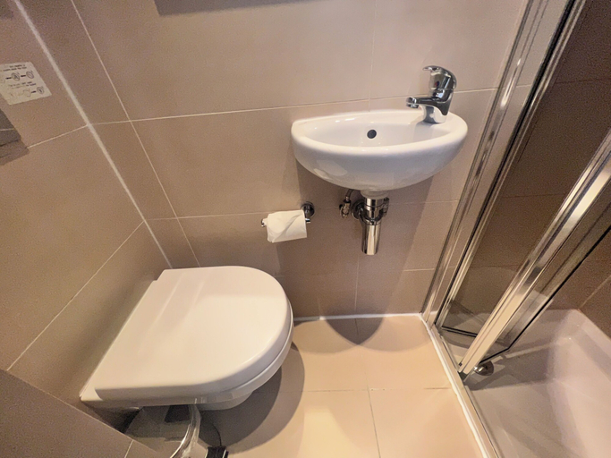 Bathroom 5, Bloomsbury Palace Hotel, London